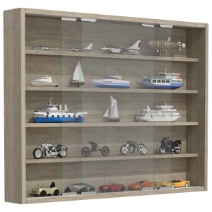Wandhängende Glasvitrine AgisaL mit 2 Schiebetüren im Eiche Dekor, gefüllt mit Modellautos, -booten und -flugzeugen.