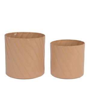 Zwei beige zylindrische Decoris Übertöpfe mit diagonalem Muster für Innenpflanzen. Glänzende Oberfläche.