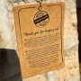Nahaufnahme eines Etiketts mit dem Text "Thank you for buying me!" und dem Siegel "Original Hand Made Product".