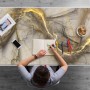 Schreibtisch mit goldener Marmor Schreibtischunterlage, 90x45 cm, beige, mit Person, Stiften und Notizbuch.