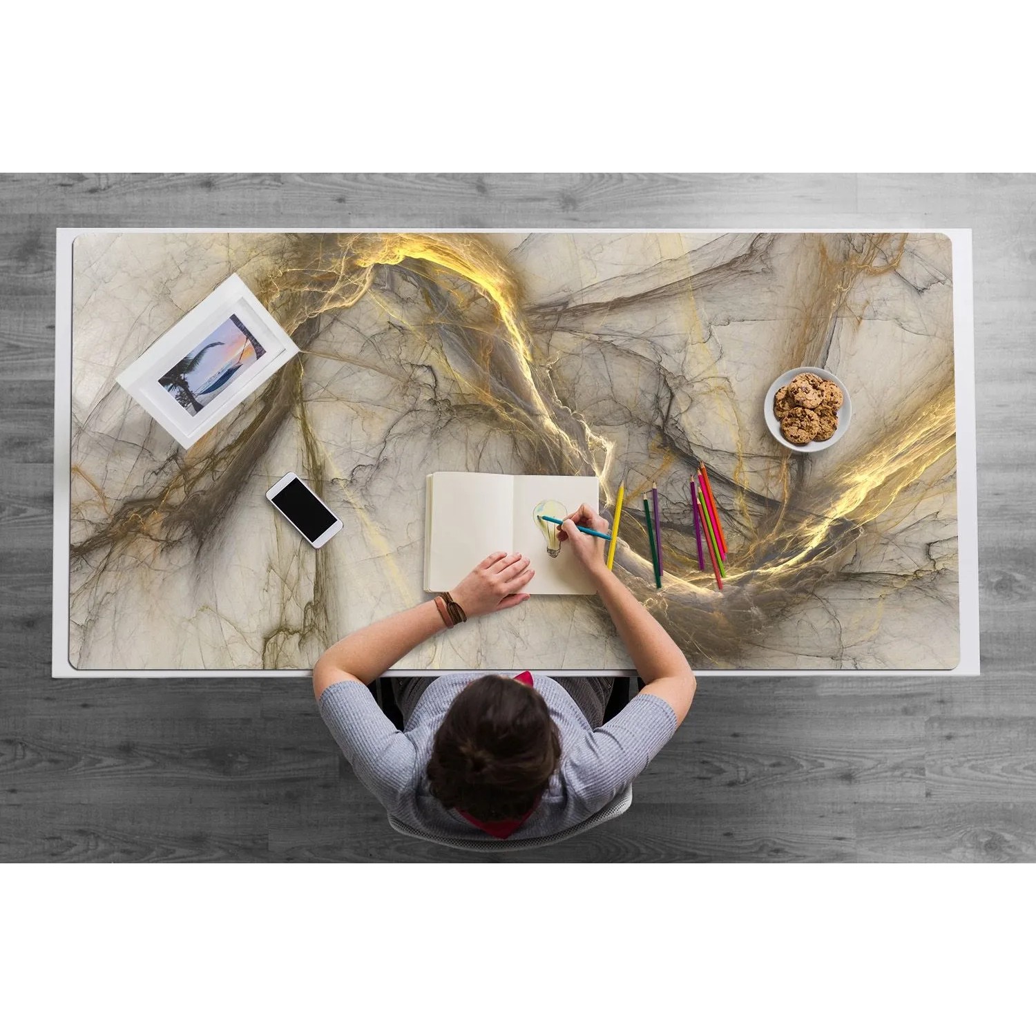 Schreibtisch mit goldener Marmor Schreibtischunterlage, 90x45 cm, beige, mit Person, Stiften und Notizbuch.