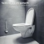 WC mit offener Brille und Klobürste mit Randreiniger und Halterung an grauer Wand.