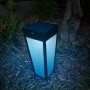 Moderne, mattschwarze Lutec LED Solar Wegeleuchte Dias im Garten.