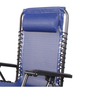 Detailansicht: Blauer Relaxsessel mit Kopfpolster, ideal für Camping und Garten.
