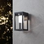 Schwarze Eglo LED Solar Wandleuchte Martano mit Bewegungssensor, 27x18cm.