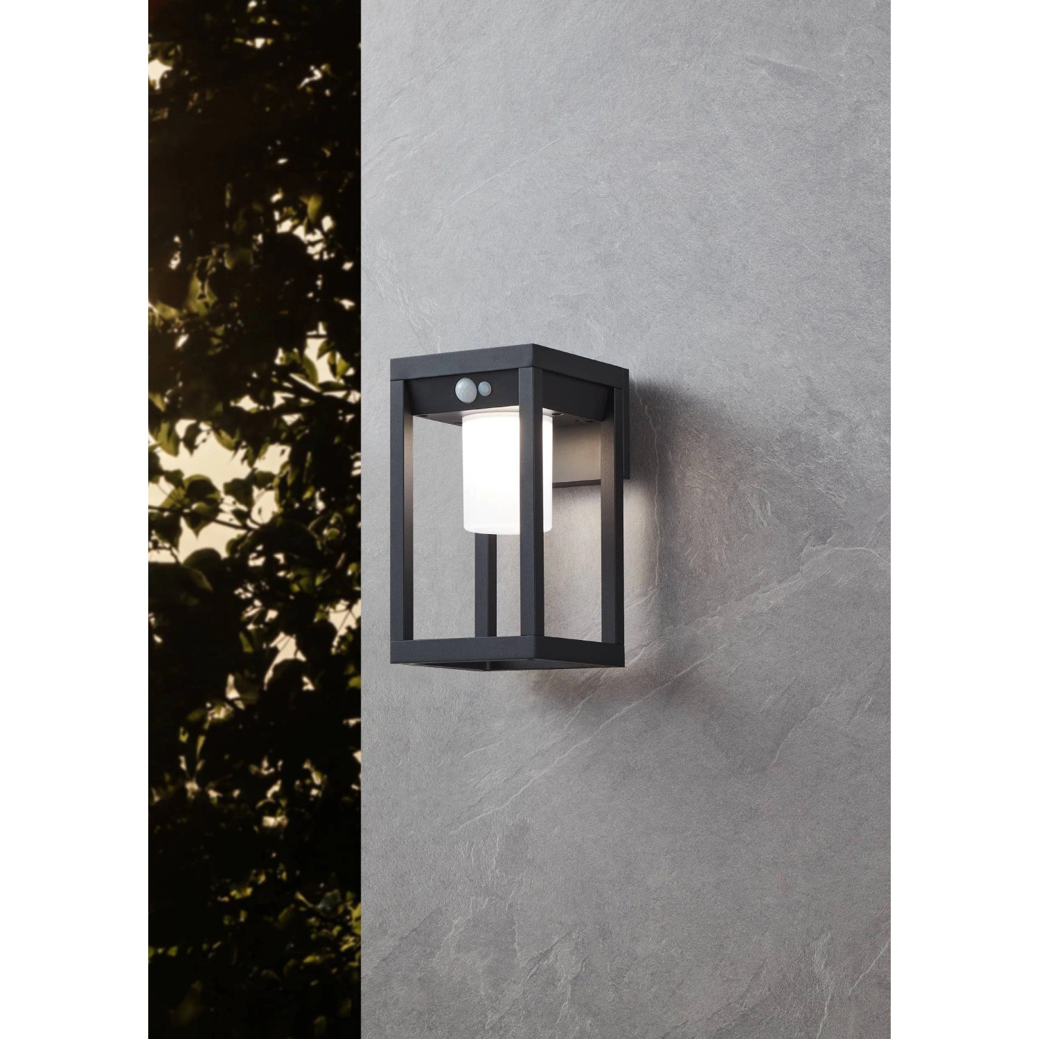 Schwarze Eglo LED Solar Wandleuchte Martano mit Bewegungssensor, 27x18cm.