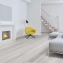 Heller Wohnraum mit Click-Vinylboden SPC Malabo Eiche verlegt.
