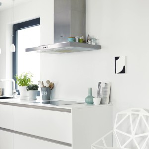 Helle Küche mit Alpina Feine Farben Wandfarbe in Blaugrau "Zeit der Eisblumen®" an der Wand.