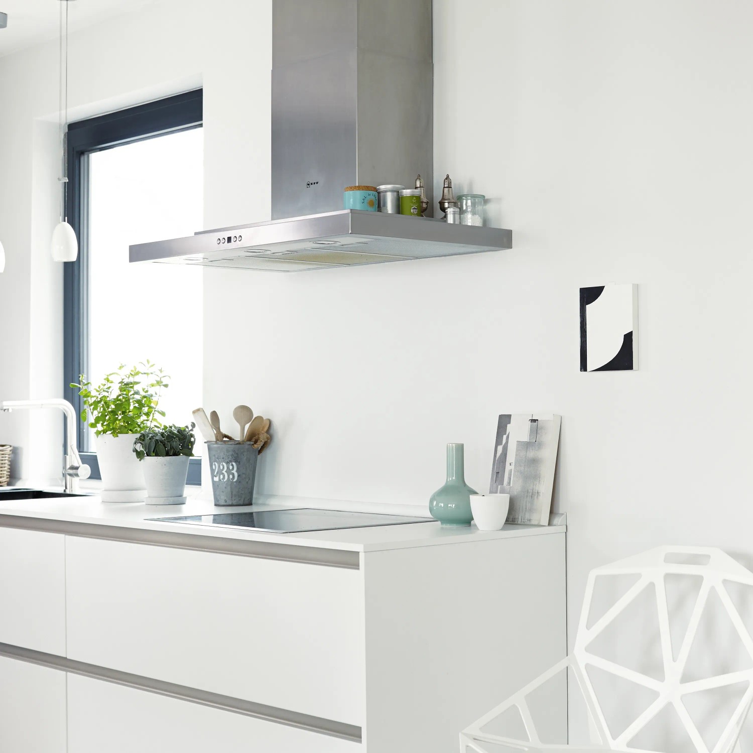 Helle Küche mit Alpina Feine Farben Wandfarbe in Blaugrau "Zeit der Eisblumen®" an der Wand.