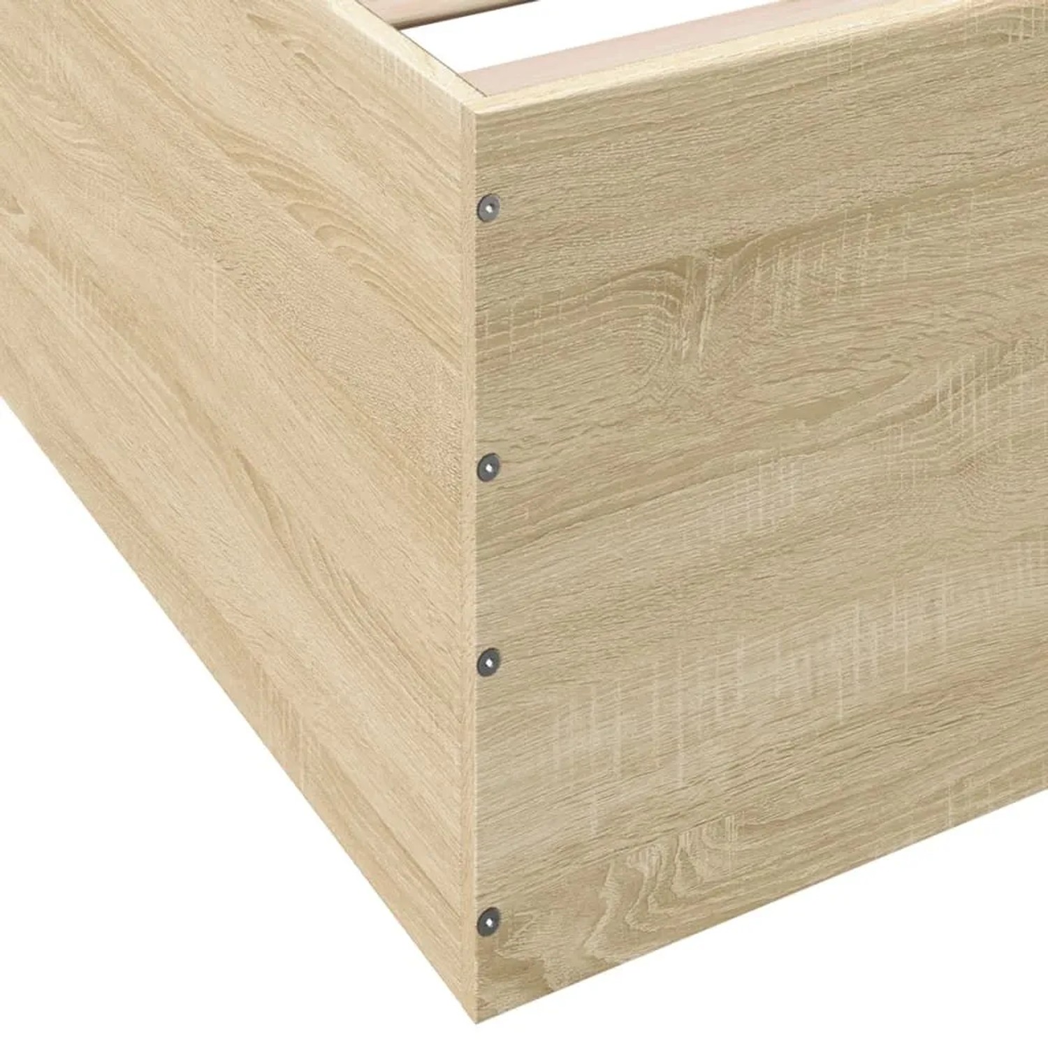 Sonoma-Eiche Bettgestell aus Holzwerkstoff. Detail der Ecke mit heller Holzmaserung und sichtbaren Schrauben.