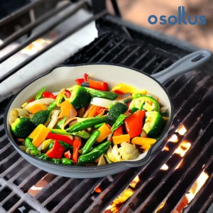 Helle emaillierte osoltus Gusseisenpfanne (26 cm) mit buntem Gemüse auf einem Grillrost. Ideal zum Braten.
