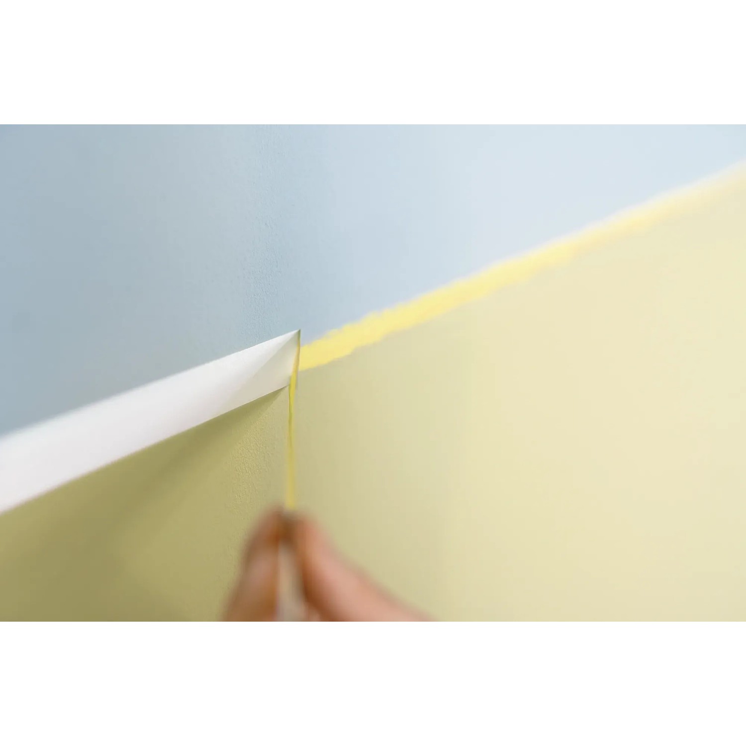 Tesa Malerband Professional für scharfe Farbkanten beim Abkleben von Wandfarben.