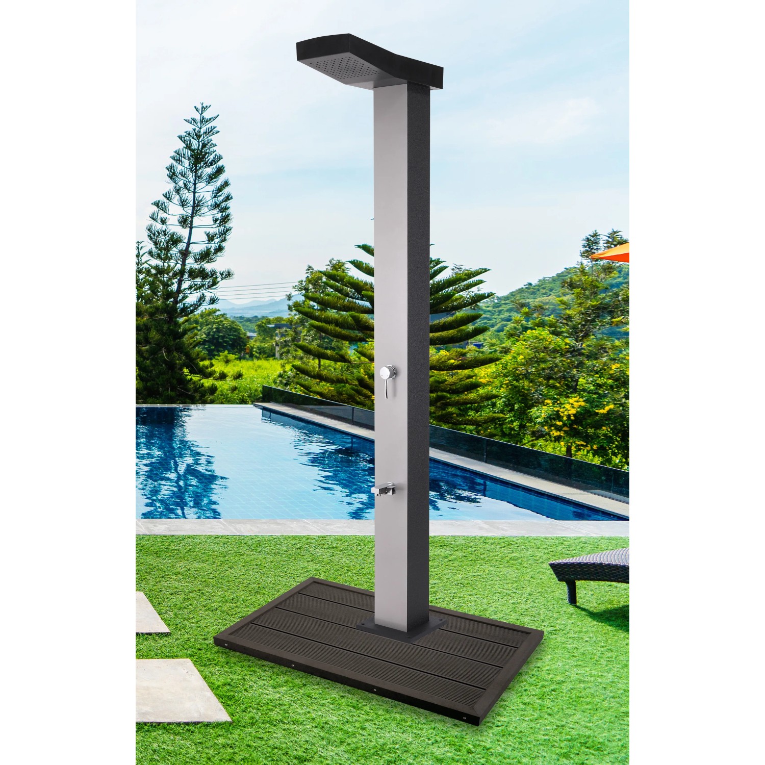 Steinbach Speed Shower Solardusche Deluxe im Garten am Pool. Outdoor Dusche mit großem Duschkopf.