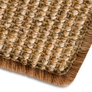 Detailansicht: Naturfarbener Sisal Teppichläufer Sylt mit brauner Umrandung.