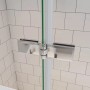Detailaufnahme: AICA Badewanneaufsatz mit chromglänzenden Beschlägen und ESG Nano-Glas Duschwand.