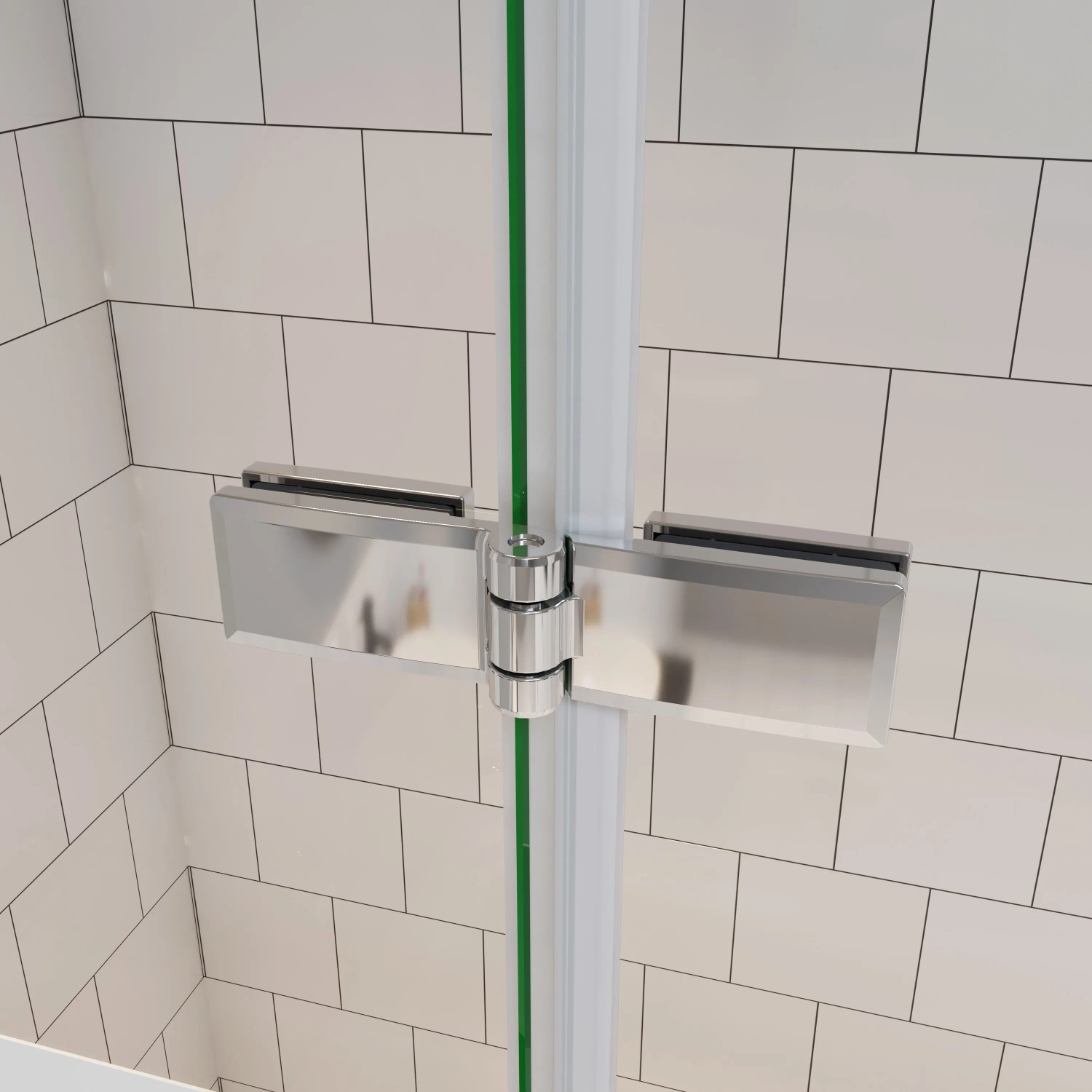 Detailaufnahme: AICA Badewanneaufsatz mit chromglänzenden Beschlägen und ESG Nano-Glas Duschwand.