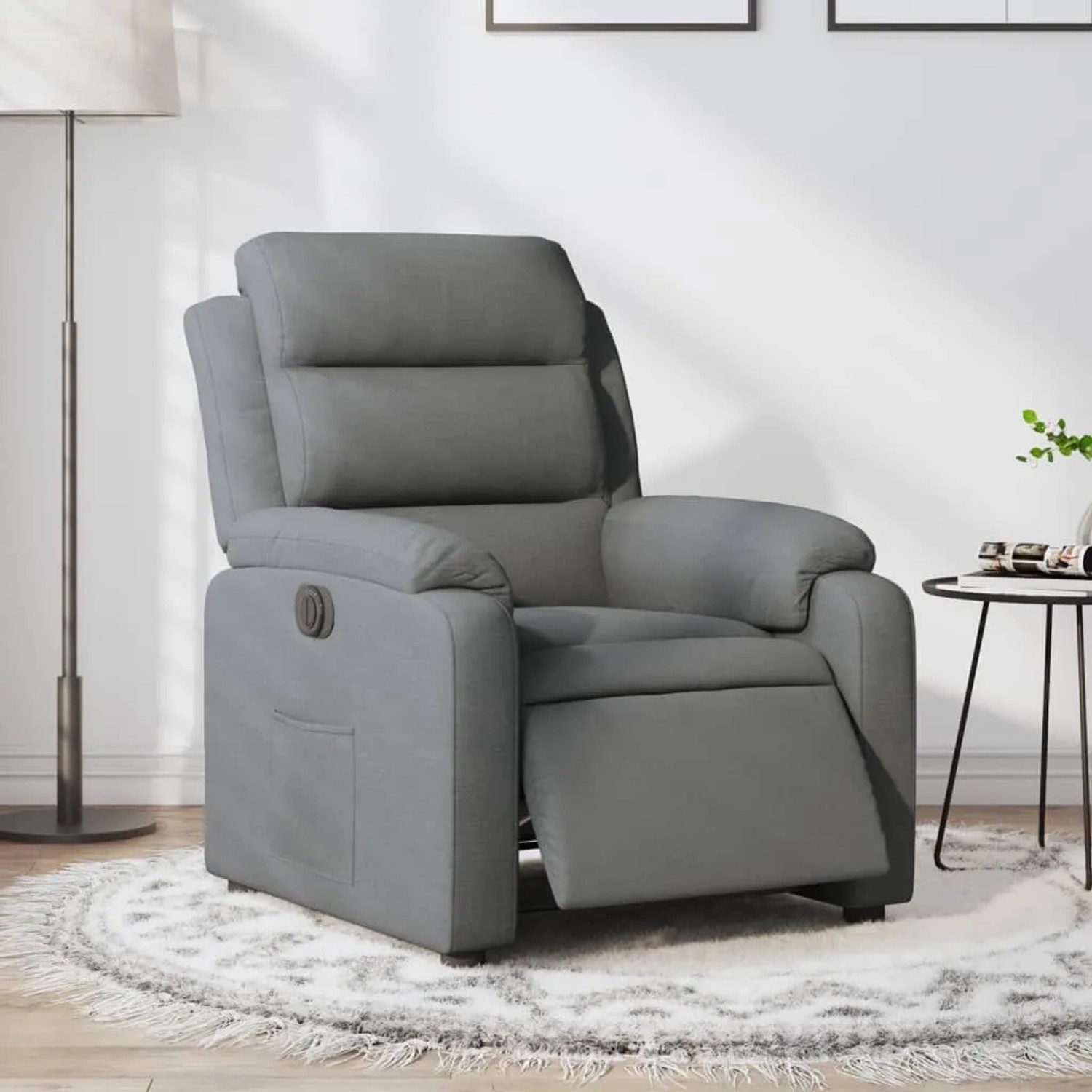 Dunkelgrauer Relaxsessel elektrisch mit Stoffbezug und Knopf zur Verstellung.