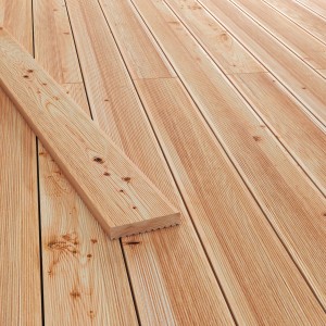 Terrassendielen aus Lärche, naturbelassen. Holz für Terrassenbau, glatte Oberfläche.