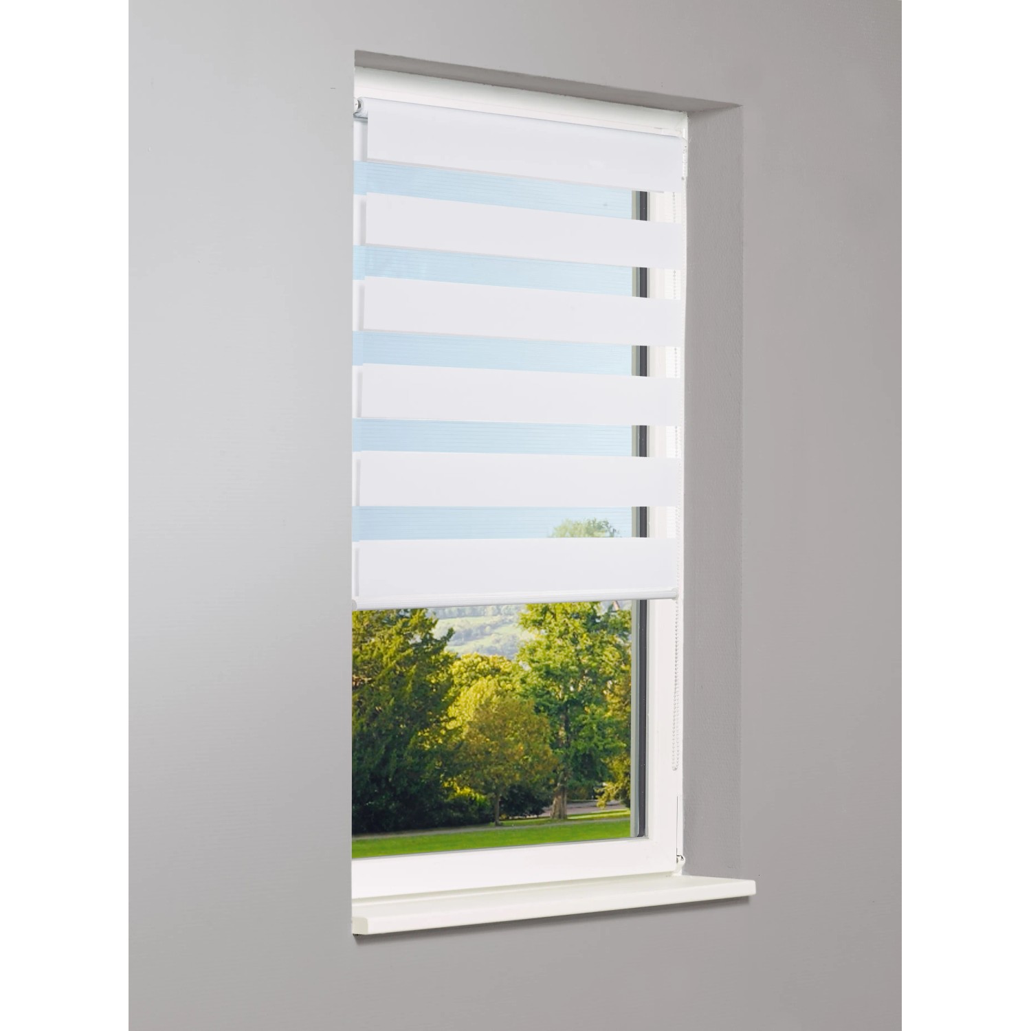 Weißes Vario-Rollo Sedano, 120x150 cm, mit transparenten und blickdichten Streifen am Fenster.