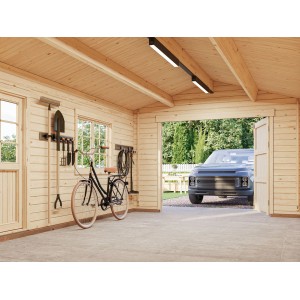 Innenansicht der unbehandelten Palmako Holzgarage Roger mit Holztor und Zubehör.