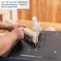 Scheppach HS210 Tischkreissäge beim Sägen eines Holzstücks mit Querschneidlehre.