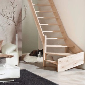 Naturbelassene Fichte Raumspartreppe Casablanca von Intercon, linksgewendelt, ohne Geländer und Katze.
