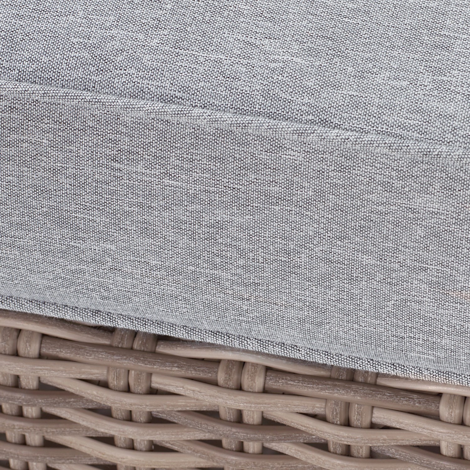 Detailaufnahme: Polyrattan Lounge-Set Olea in Sand mit grauem Kissen. Gartenmöbel Nahansicht.