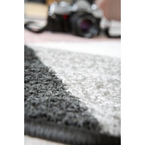 Detailaufnahme: Andiamo Teppich Salamanca in Altrosa-Grau, Wollteppich mit modernem Muster.