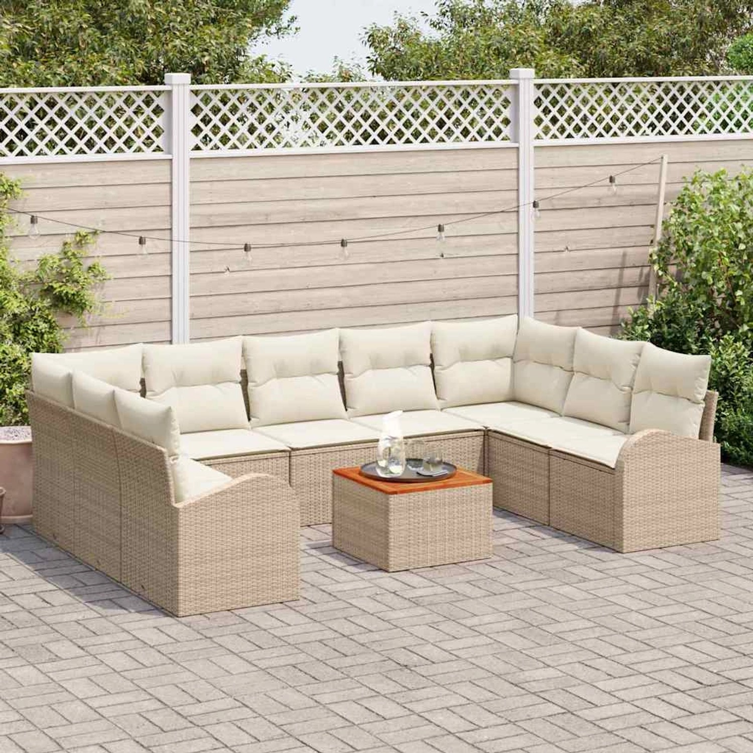 Beige vidaXL Gartenmöbel-Lounge: 10-teiliges Sofa-Set mit Tisch und weißen Polstern.