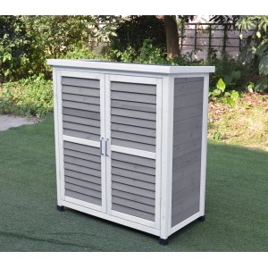 Leco Gartenschrank Momo, 95 cm, grau-weiß, mit Doppeltür und Lamellen-Optik vor grünem Hintergrund.