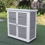 Leco Gartenschrank Momo, 95 cm, grau-weiß, mit Doppeltür und Lamellen-Optik vor grünem Hintergrund.