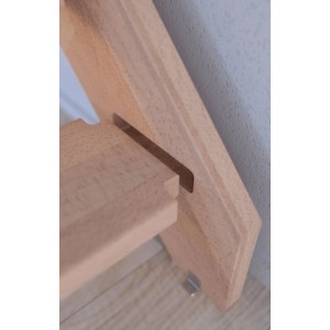 Detailaufnahme: StarWood Treppe Rhodos Buche, gerade, mit Setzstufen. Holzdetail.