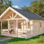 Unbehandeltes Alpholz Gartenhaus Lillehammer mit Anbaudach im Garten.