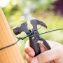 LUX Multi-Tool Hammer Messer in Aktion: Vielseitiges Werkzeug für Haus, Garten & Werkstatt.
