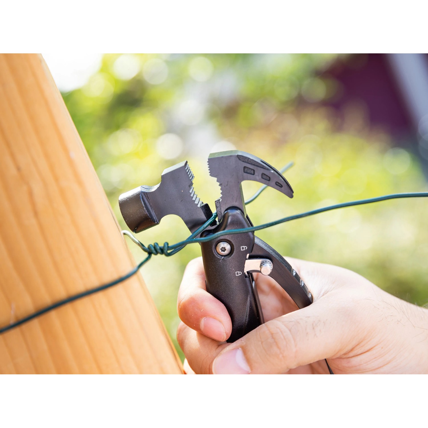 LUX Multi-Tool Hammer Messer in Aktion: Vielseitiges Werkzeug für Haus, Garten & Werkstatt.