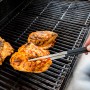 Char-Broil Spitzzange im Einsatz: Grillgut wenden mit Grillutensil.