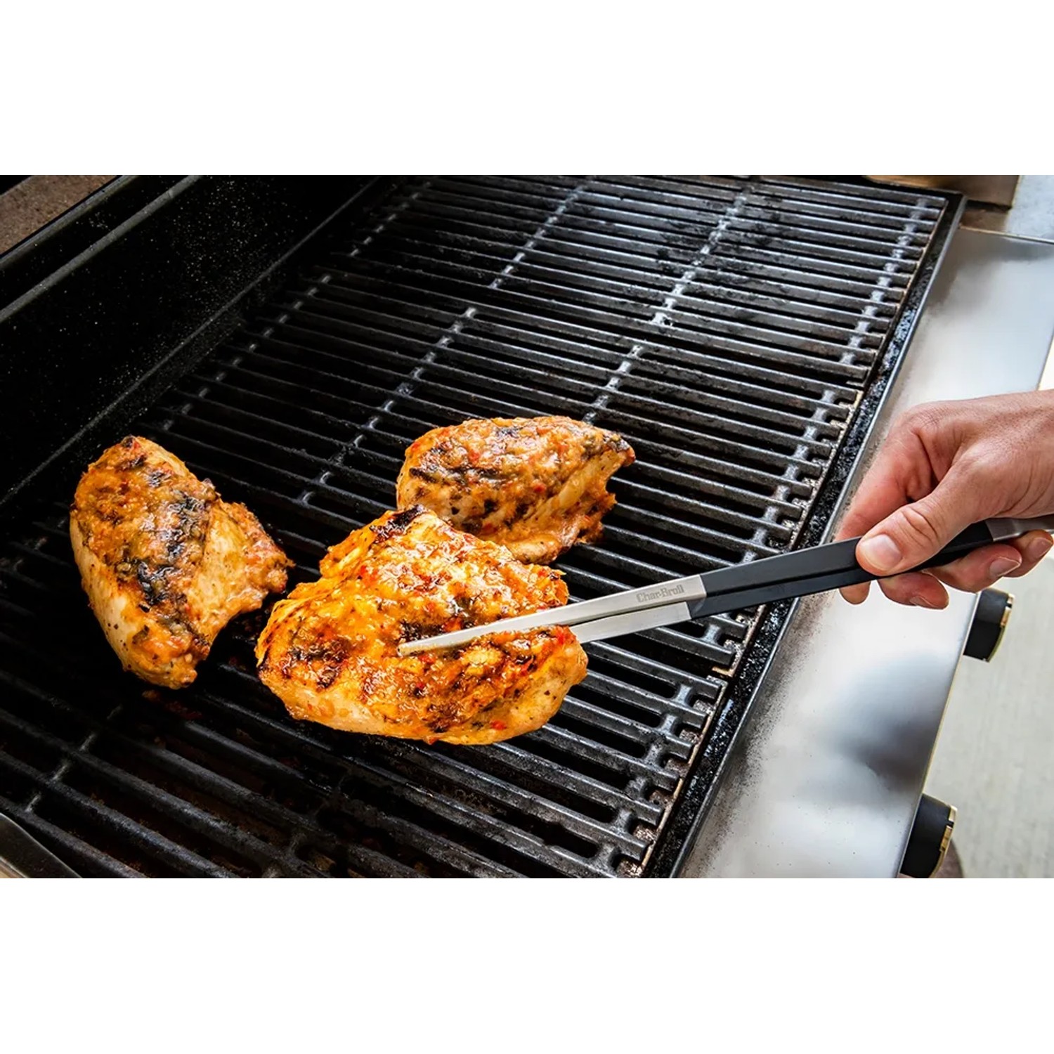 Char-Broil Spitzzange im Einsatz: Grillgut wenden mit Grillutensil.