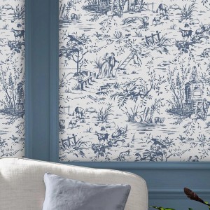 Laura Ashley Vliestapete Toile de Jouy in Blau mit antikem Muster und ländlichen Szenen.