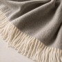 Taupe Sofadecke aus Baumwoll-Mix mit cremefarbenen Fransen. Leichte Wohndecke für Sofa und Bett, 130x170 cm.