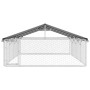 Silberner Outdoor-Hundezwinger aus verzinktem Stahl mit Gitterwänden, Tür und dunklem Spitzdach.