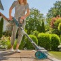 Frau reinigt Terrasse mit Gardena Akku-Multi-Reiniger AquaBrush Patio. Inkl. Akku.