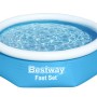 Blauer Bestway Fast Set Aufstellpool, Ø 244 cm, mit weißem Luftring und Wasser.