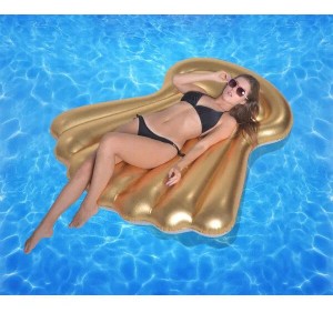 Goldene Muschel Luftmatratze (160x160 cm) im Pool. XXL Poolliege für entspannte Stunden.