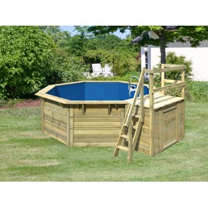 Karibu Holzpool Set mit Sonnenterrasse, Filteranlage und Leiter im Garten.