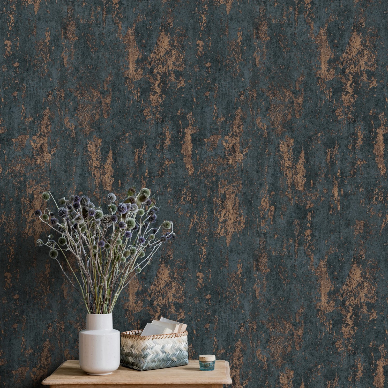 Erismann Vliestapete Casual Chic Betonoptik Dunkelblau mit floralem Arrangement.