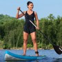 Frau auf Bestway SUP Aqua Glider Board mit Paddel auf dem Wasser.