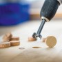 LUX Forstnerbohrer Comfort (Ø 10 mm) im Einsatz an Holz mit Holzdübeln.