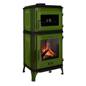 Grüner emaillierter Gussofen Ferrox 55 Back, 7 kW, mit brennendem Holz im Feuerraum und Backrohr.