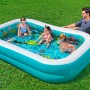 Rechteckiges Bestway Family Pool 3D Undersea Adventure Planschbecken mit Kindern und Erwachsenem im Garten.