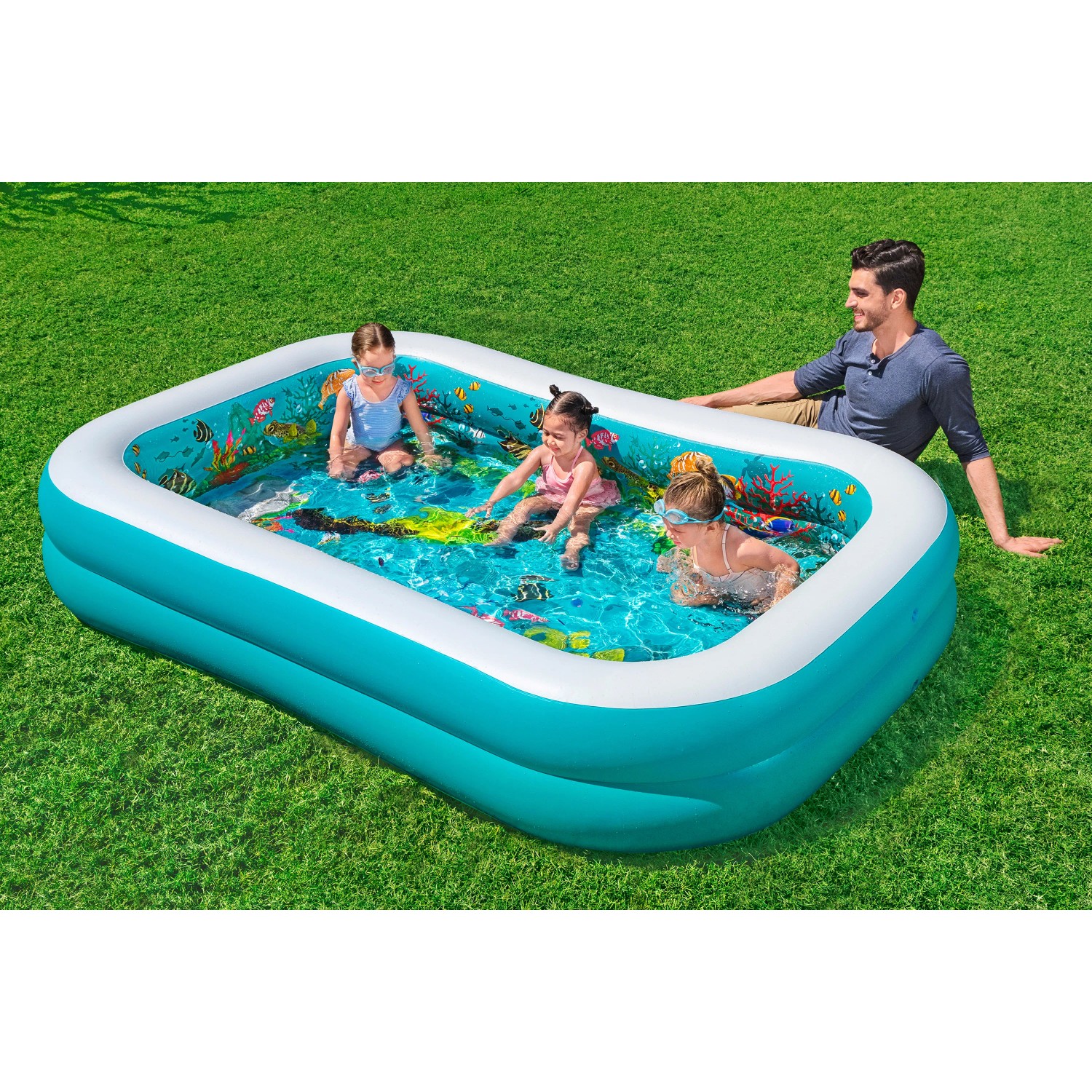 Rechteckiges Bestway Family Pool 3D Undersea Adventure Planschbecken mit Kindern und Erwachsenem im Garten.